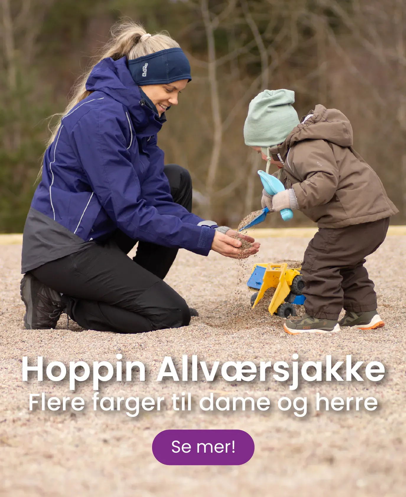 mann kjører trillebår med dame. ha det gøy i allværstøy fra hoppin